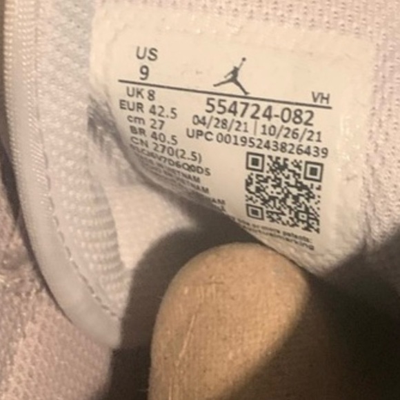 Air Jordans Mids.Beautiful size 9 just an awesome sneaker.👟Like new & authentic - Picture 7 of 13